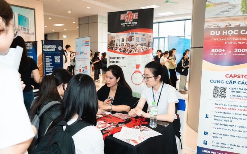 Văn phòng Đại học Bang Arkansas (Arkansas State University) tại Việt Nam rất vinh dự khi được tham gia chương trình “Postgraduate Day” do Trường Đại học Kinh tế Quốc dân tổ chức.