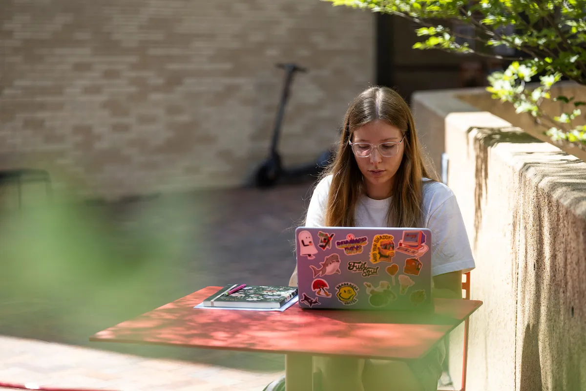 Sinh viên A-State học bài trên khuôn viên trường ở Jonesboro, Arkansas