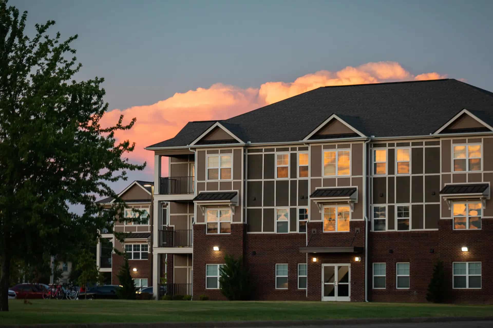 Khu căn hộ sinh viên trong campus Arkansas State University phản chiếu trên mặt nước lúc hoàng hôn