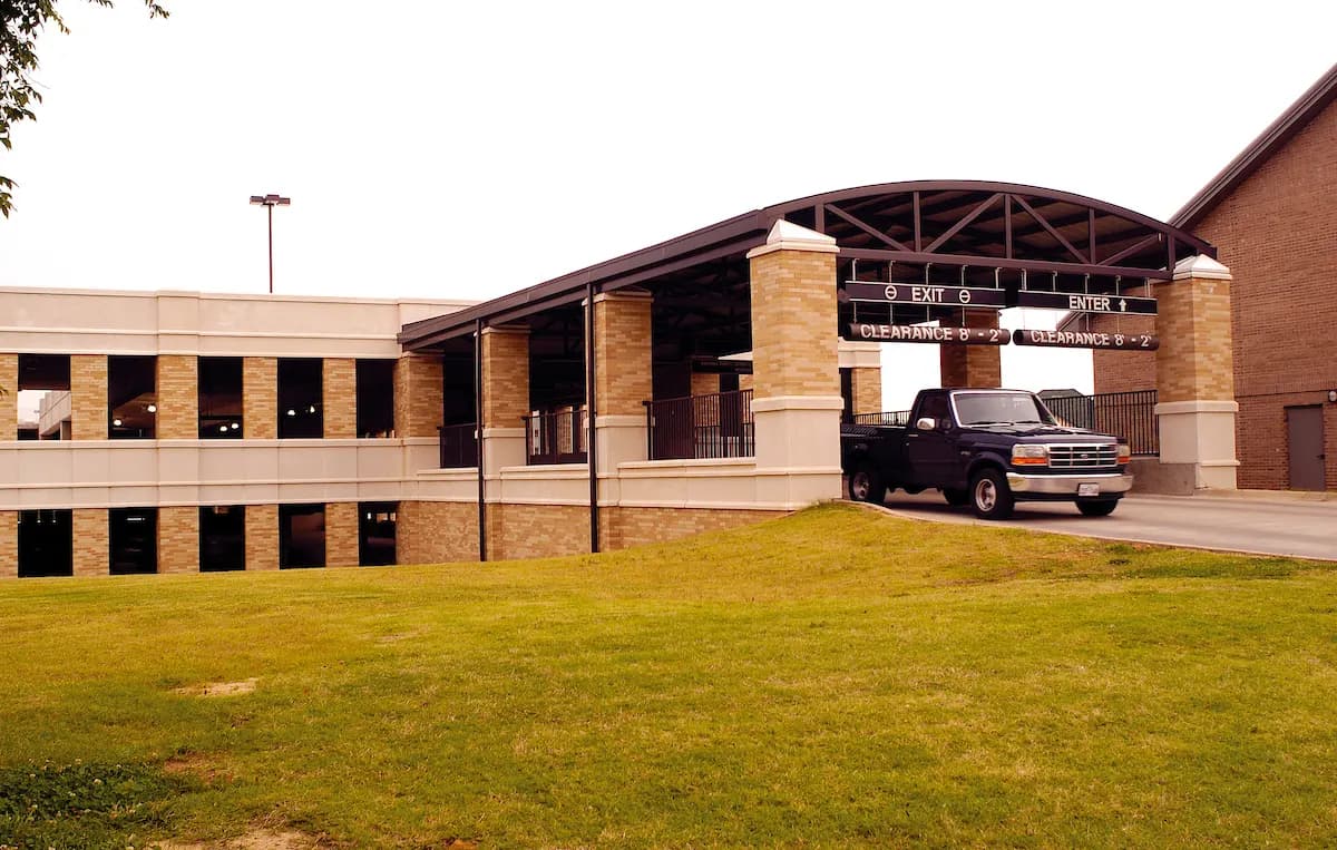 Lối vào nhà xe nhiều tầng trong campus Arkansas State University với biển giới hạn chiều cao