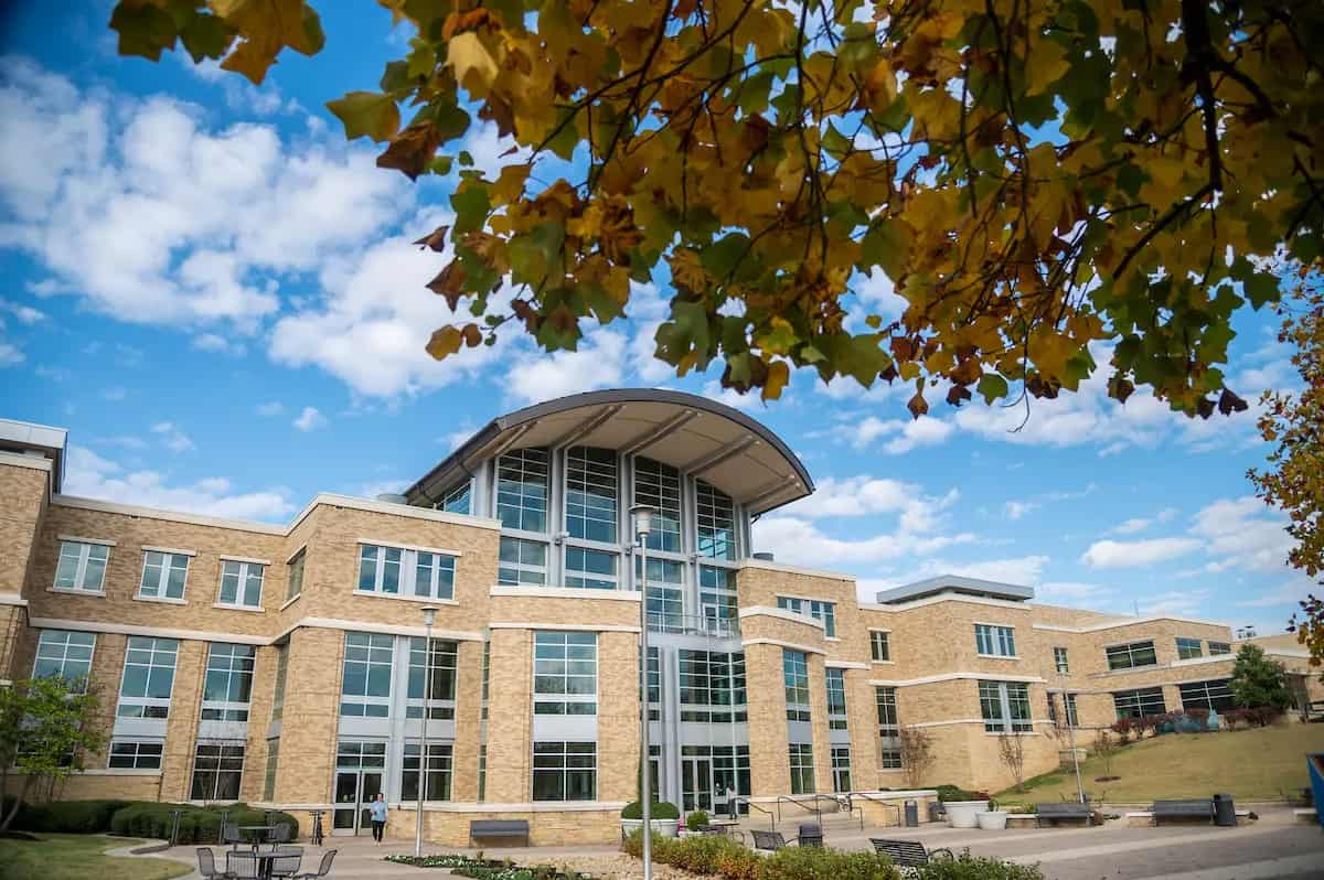 Trung tâm sinh viên Arkansas State University dưới bầu trời mùa thu