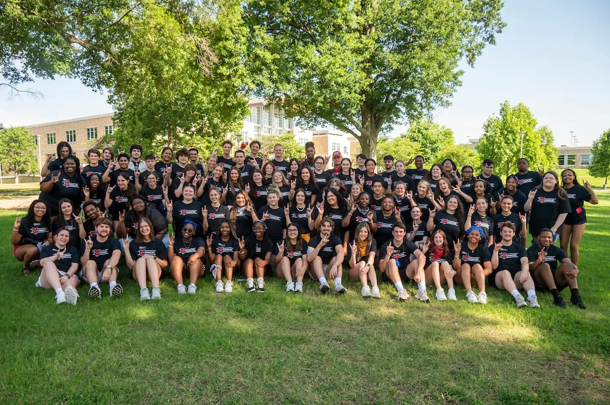 Nhóm orientation leader của A-State chụp ảnh chung trong campus