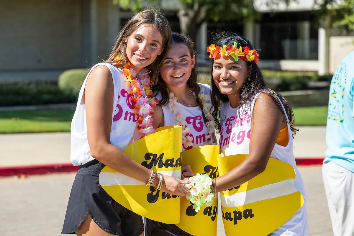 Các thành viên sorority reo hò trong ngày bid day của Greek life