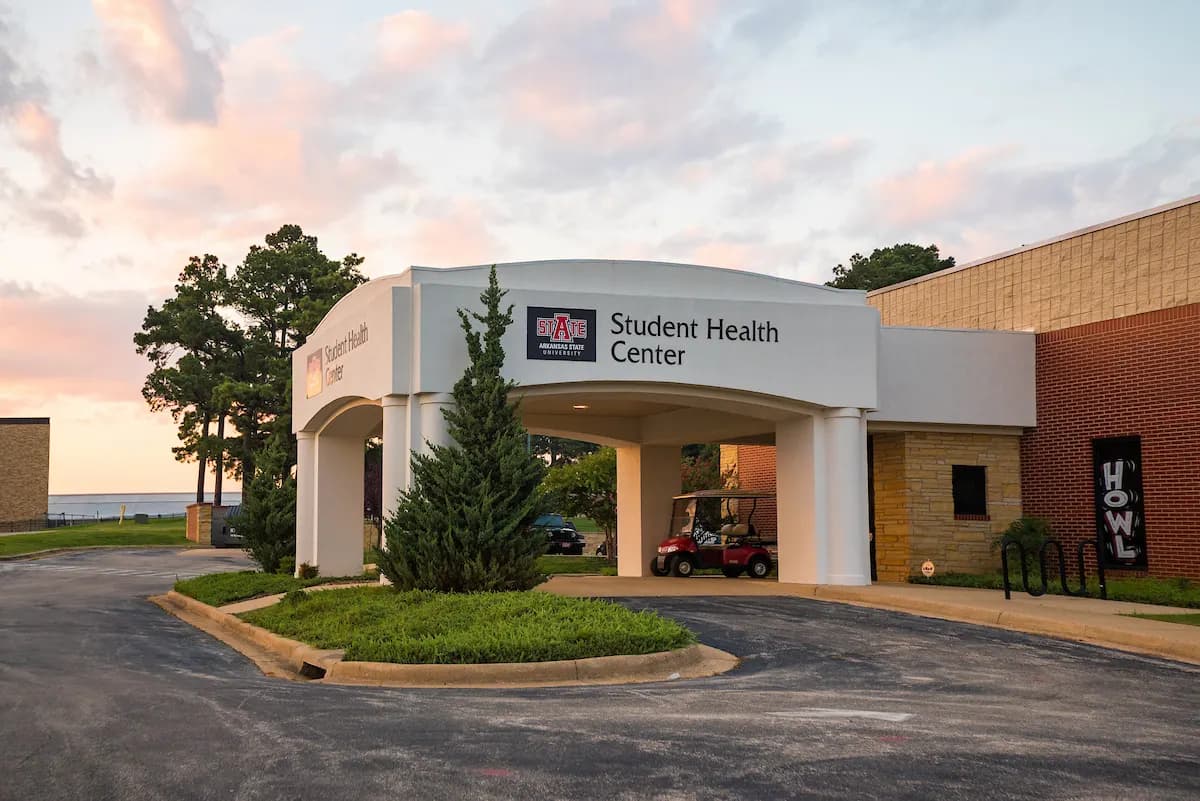 Toà nhà Student Health Center của A-State lúc hoàng hôn