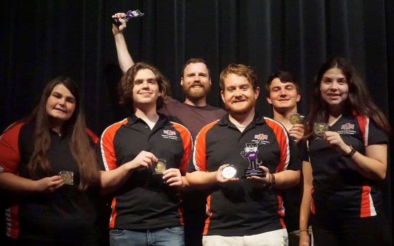 Debate Team tham gia các cuộc thi, tận hưởng các giải thưởng