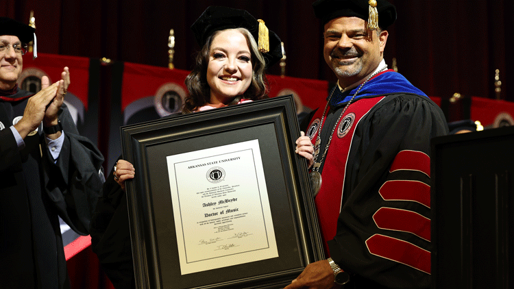 Sinh Viên Đại Học Bang Arkansas Tốt Nghiệp, Ashley McBryde Nhận Bằng Tiến Sĩ Danh Dự Âm Nhạc