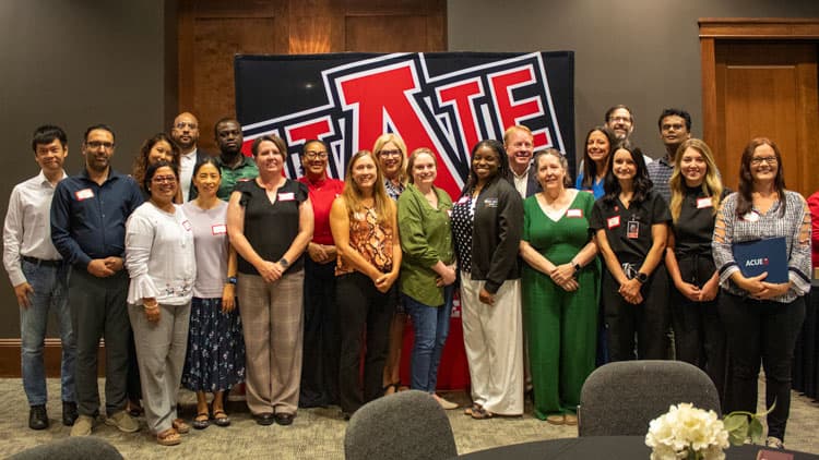 Giảng viên Arkansas State University tại lễ gắn huy hiệu chứng nhận giảng dạy hiệu quả ACUE